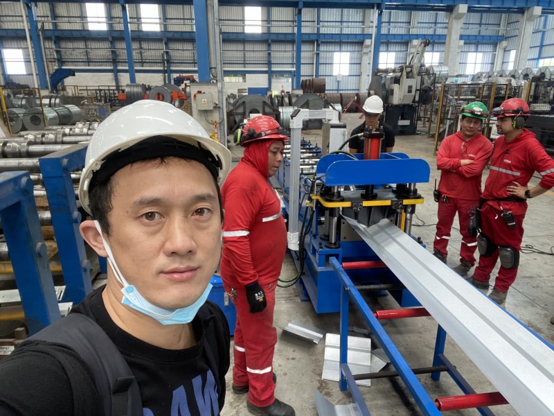 沧州腾博会冷弯成型设备彩钢脊瓦机顺利抵达厄瓜多尔推动当地产业革新