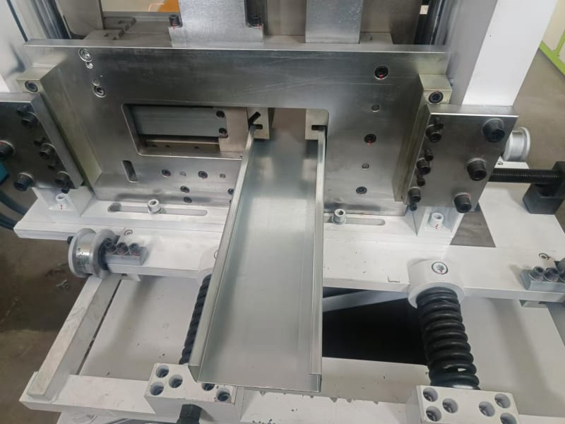 出口沙特地区的型钢机设备，腾博会冷弯工程师展实力以专业攻克小边与腰高难题