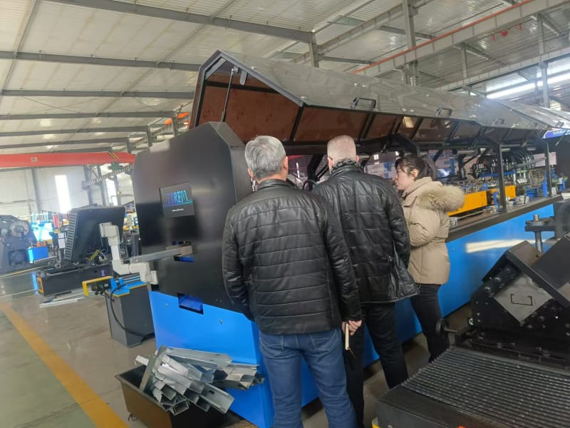 出口沙特地区的型钢机设备，腾博会冷弯工程师展实力以专业攻克小边与腰高难题